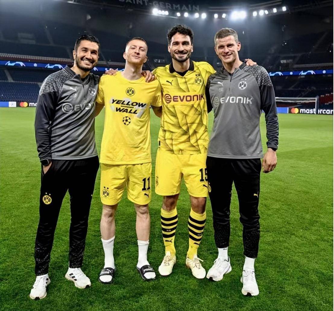 多特蒙德名宿现身球场,激励新一代球员 多特蒙德名宿现身球场,激励新一代球员