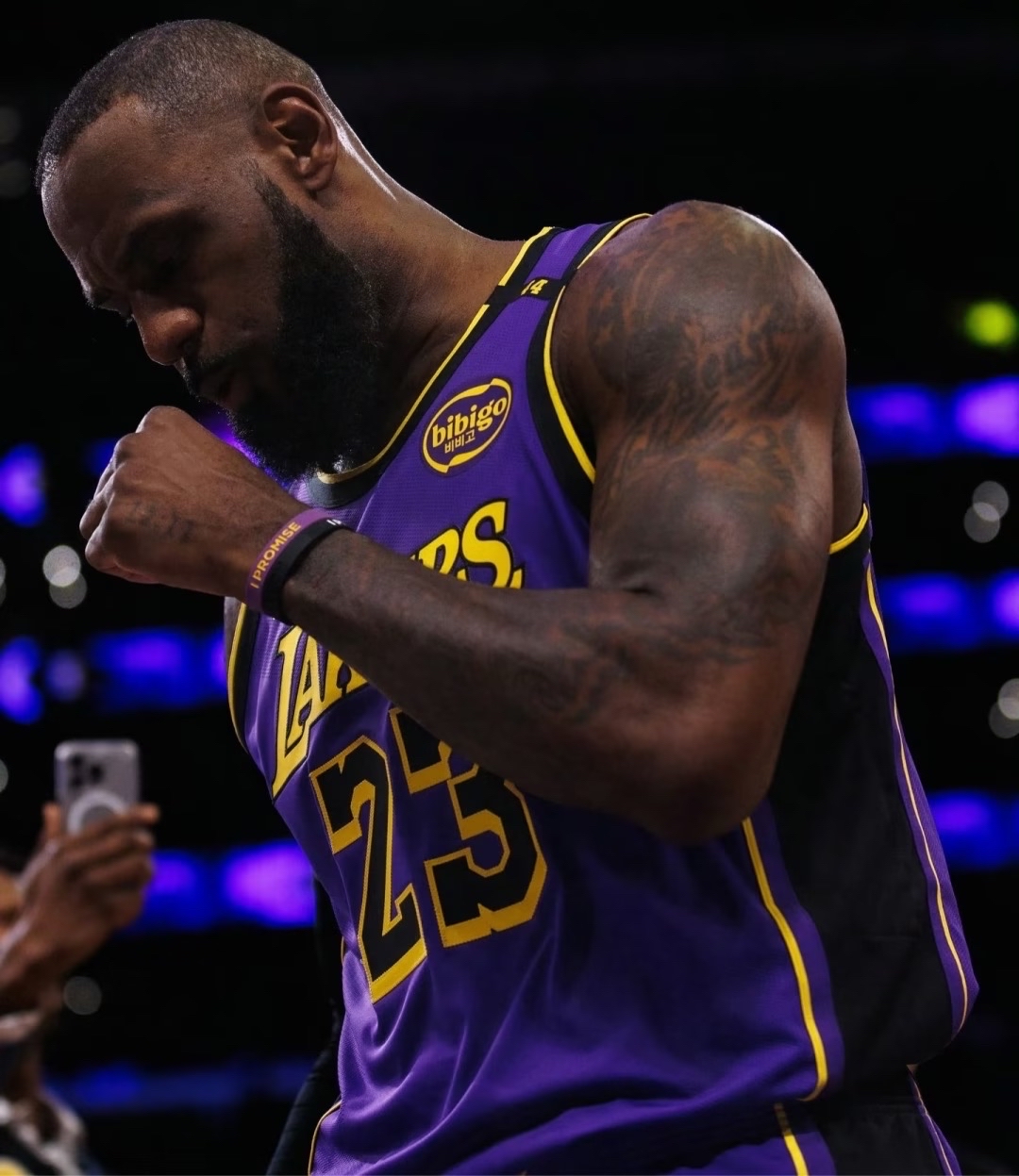 湖人队惊险击败独行侠，霸气十足