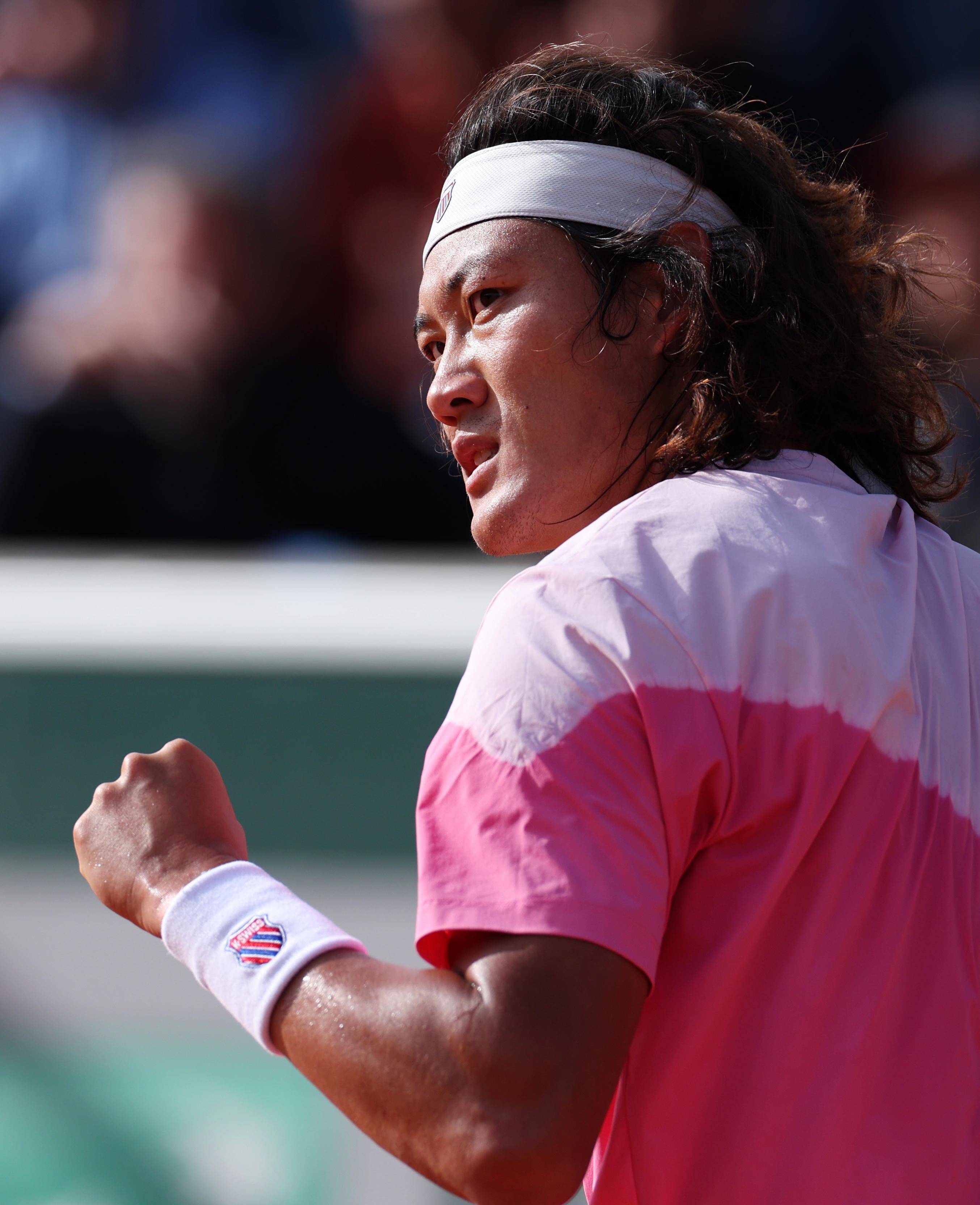 男子网球高手对决，瑞士选手拔得头筹