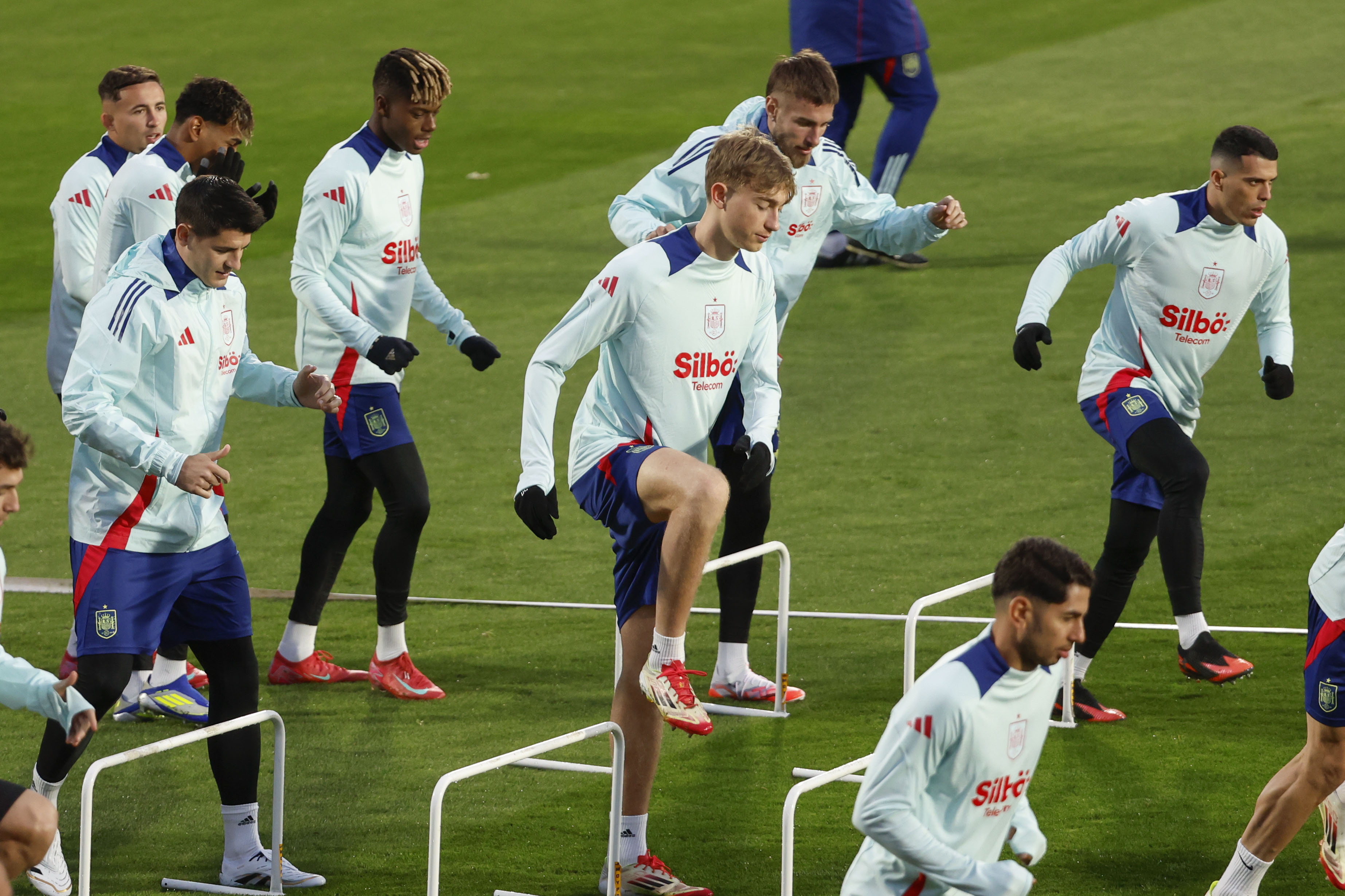 欧国联淘汰赛战况激烈，球迷精彩回顾