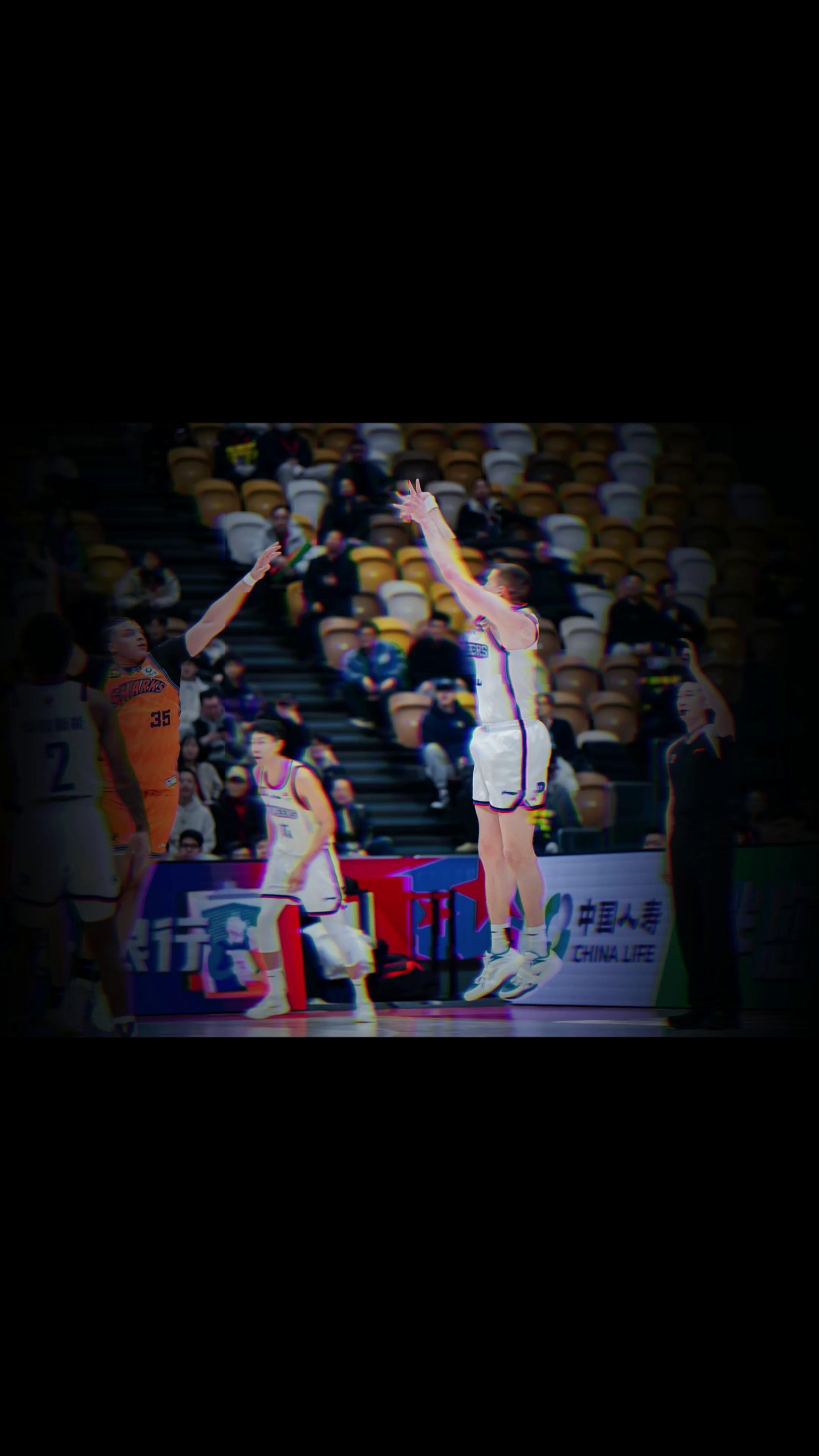 精英球员尽显技艺高超，场上表现出色令人惊艳不已