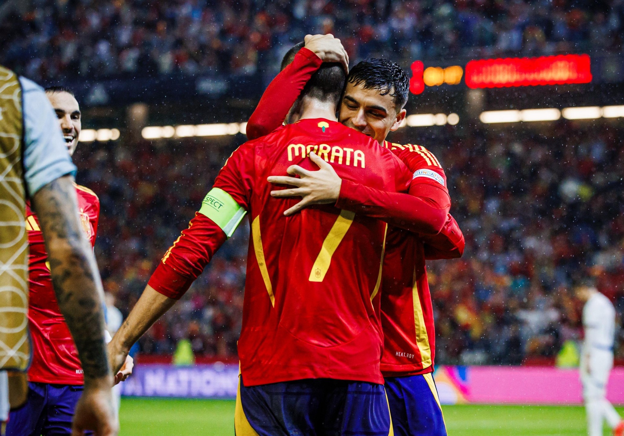 西班牙国家队团结协作，成功杀入欧预赛四强