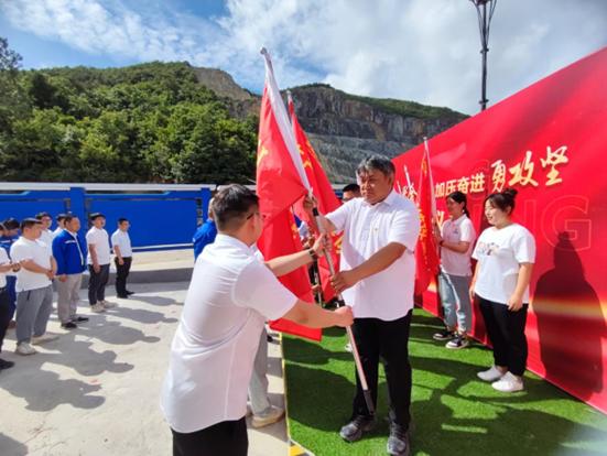 包含两队实力不相上下，在足球赛场上争分夺秒的词条