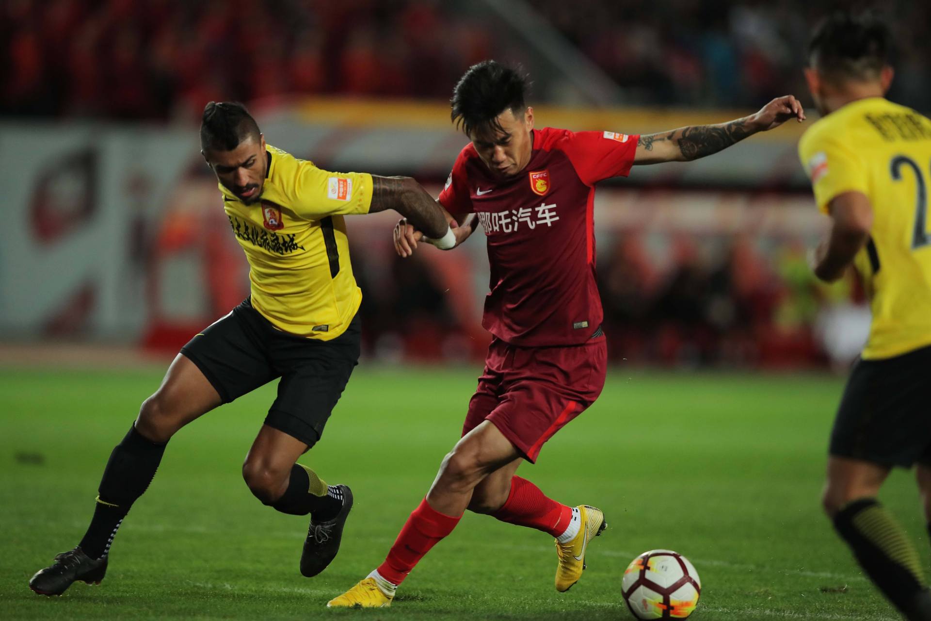 河北华夏幸福对阵广州恒大，双方对抗激烈