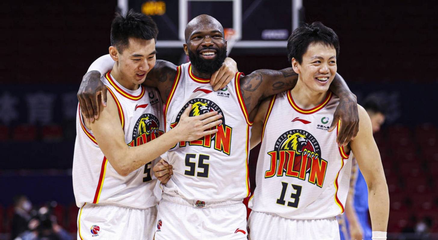 不莱梅悍将因黄牌累积停赛，球队后防压力骤增的简单介绍