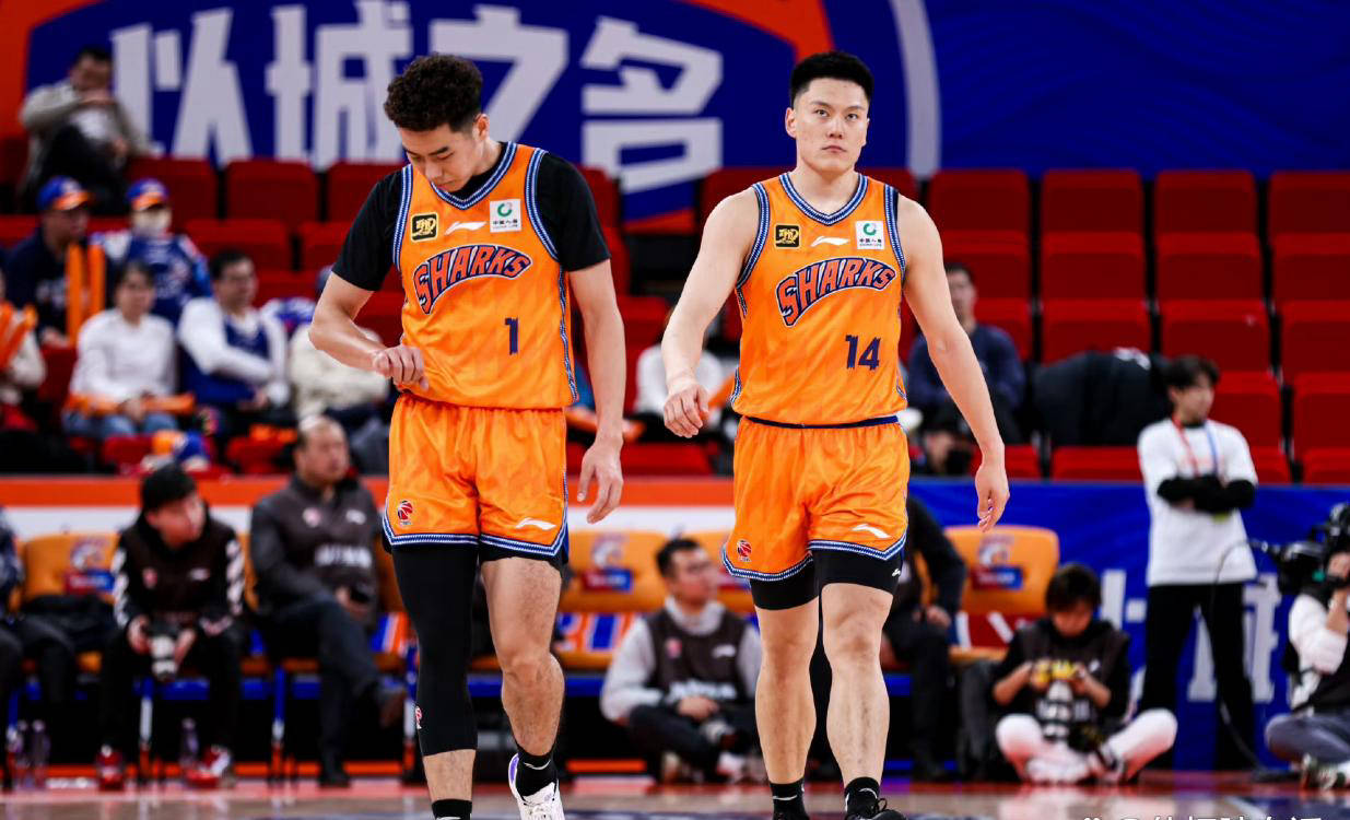 上海男篮发挥出色,登上领先位置 上海男篮发挥出色,登上领先位置