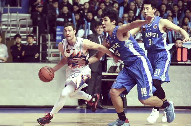 上海男篮力克江苏队,结束连败 上海男篮力克江苏队,结束连败