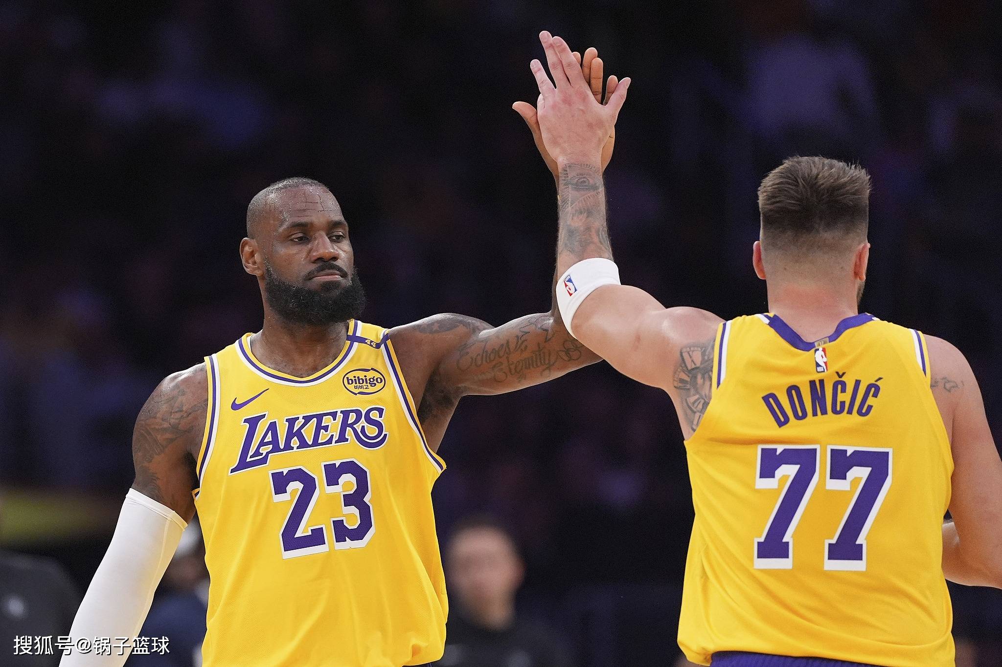 詹皇率领火箭取得胜利，东部半决赛领先