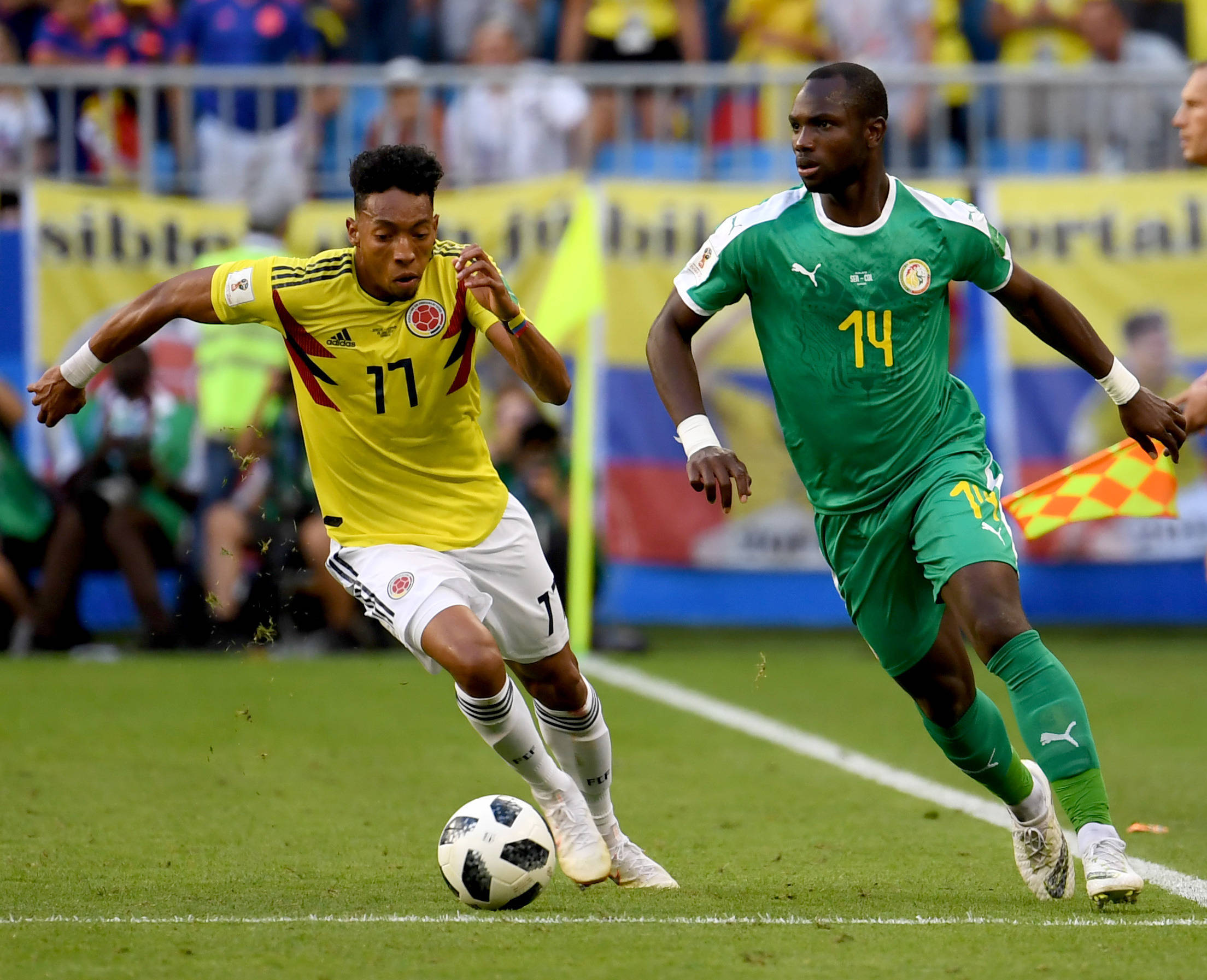 精彩足球赛事空前激烈,球员们全力以赴比赛! 精彩足球赛事空前激烈,球员们全力以赴比赛!