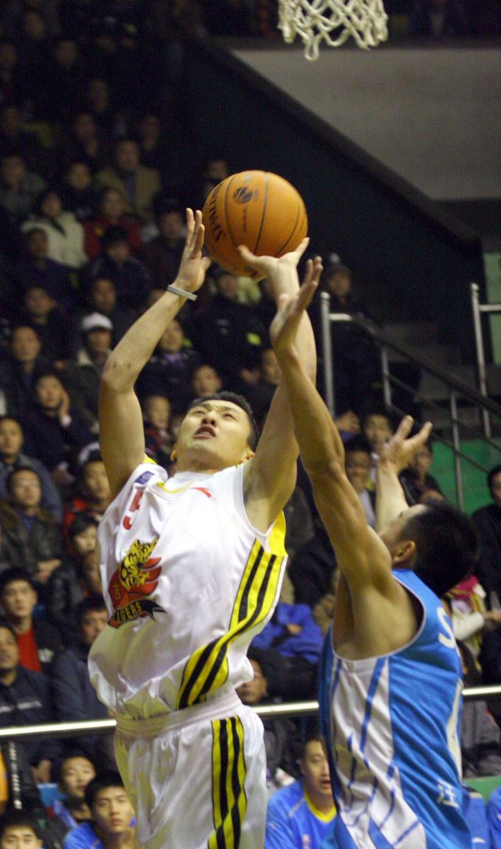 里昂队长发挥出色领队球队取得胜利