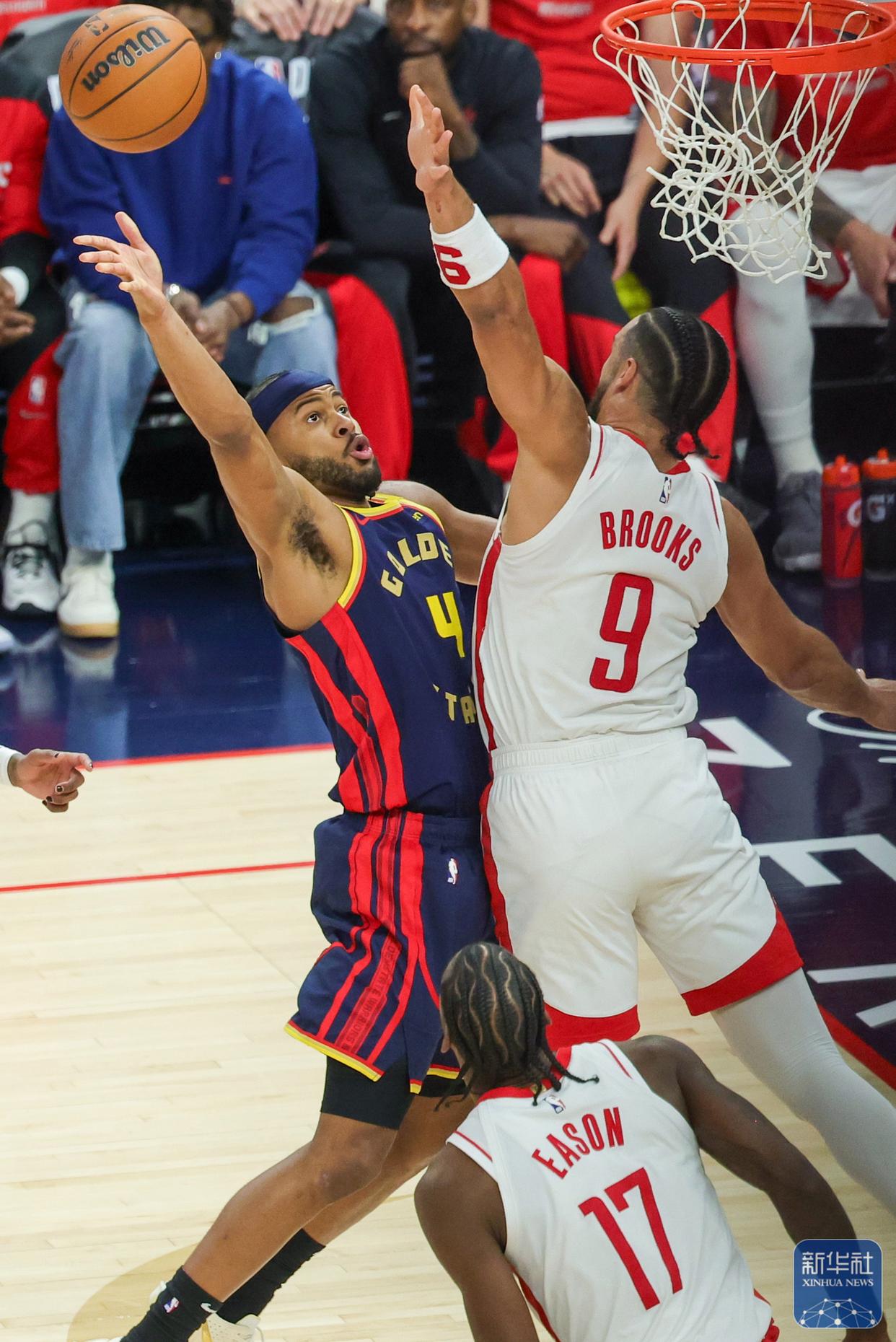 勇士队在季后赛中表现抢眼 勇士队在季后赛中表现抢眼