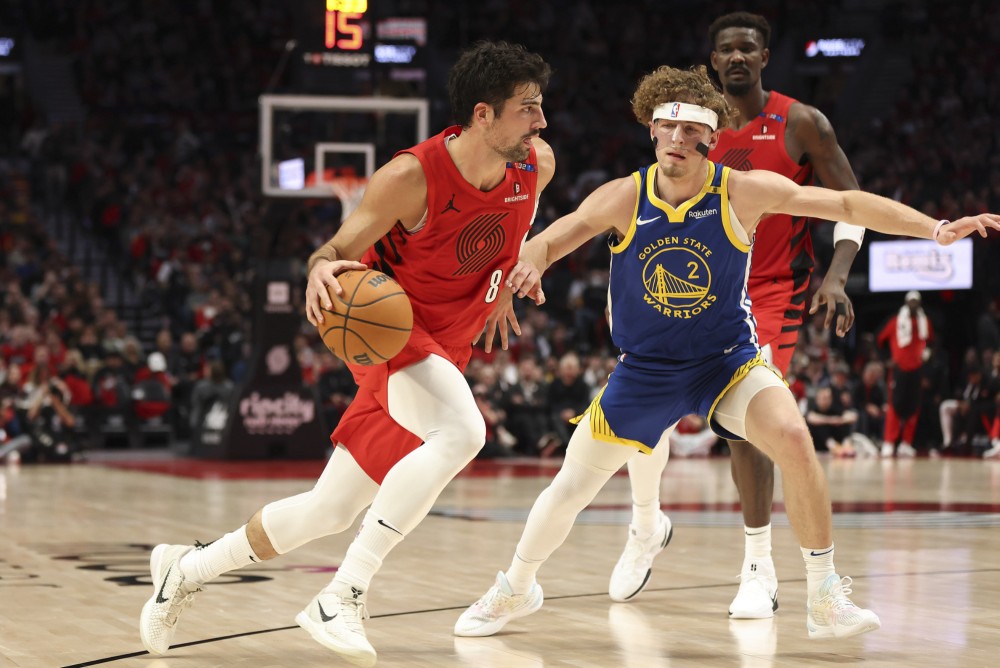 NBA赛场:勇士主场胜开拓者,取得三连胜 NBA赛场:勇士主场胜开拓者,取得三连胜