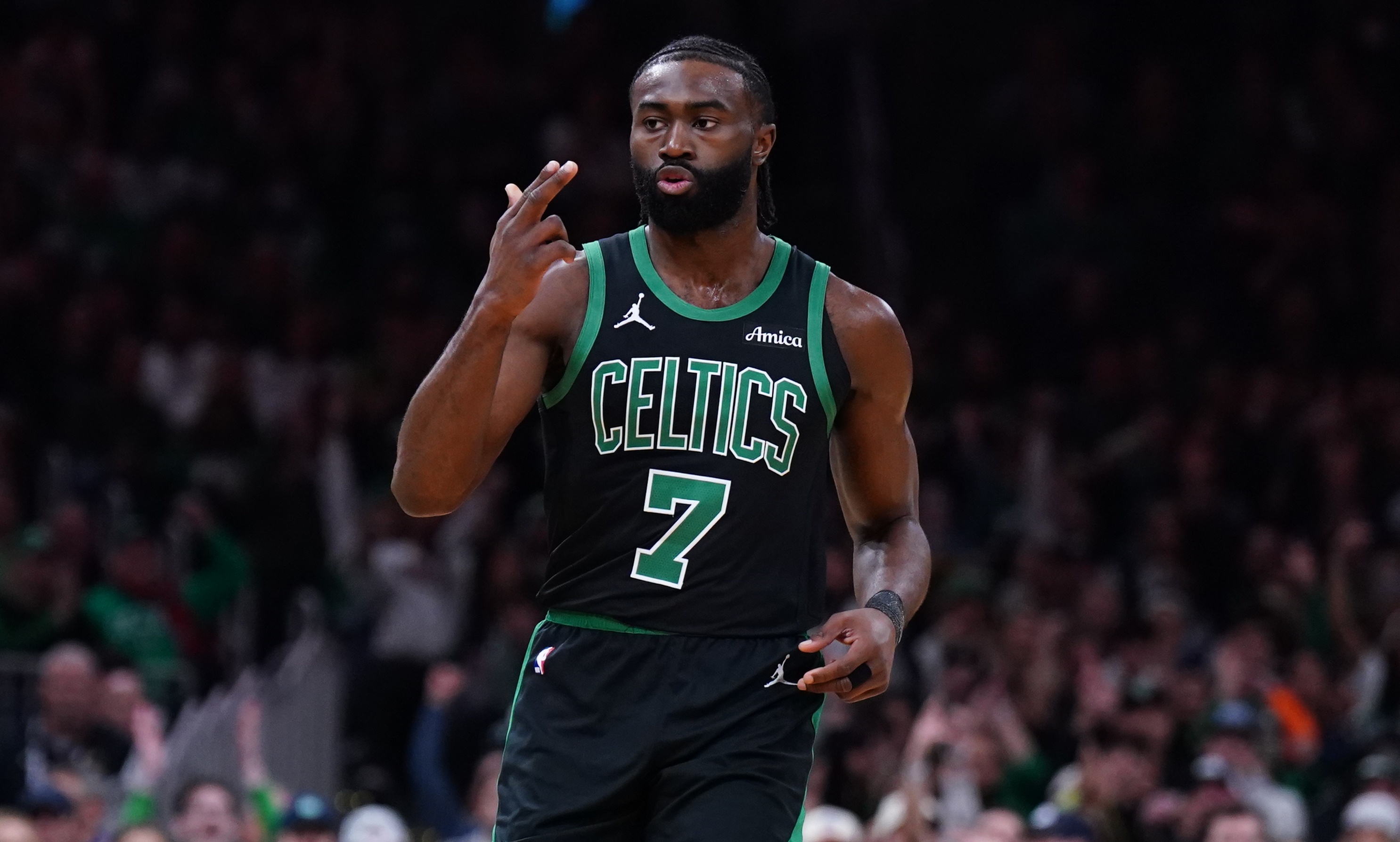 凯尔特人队客场逆转公牛队，继续领跑东部