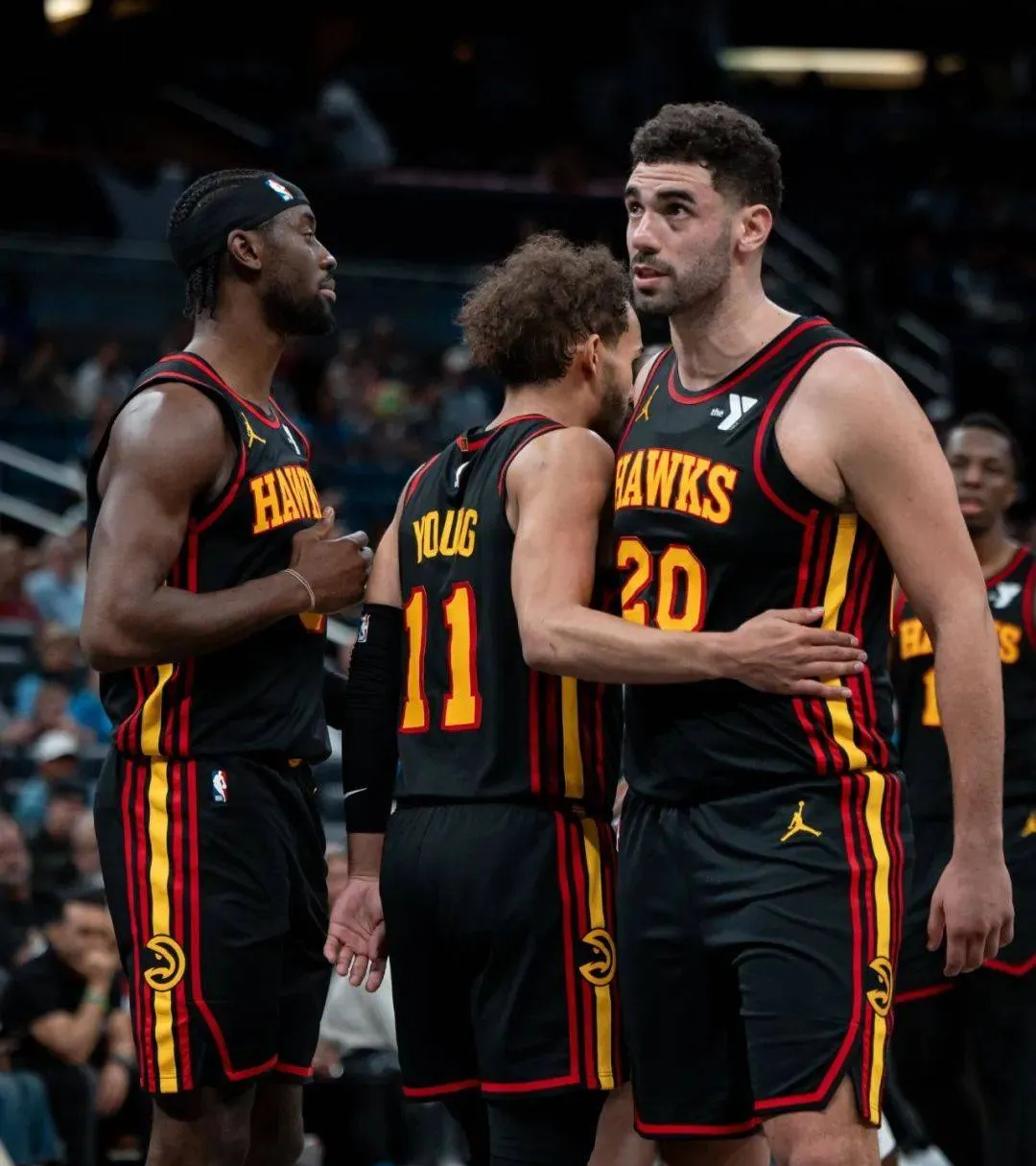 老鹰战胜尼克斯，成功晋级季后赛