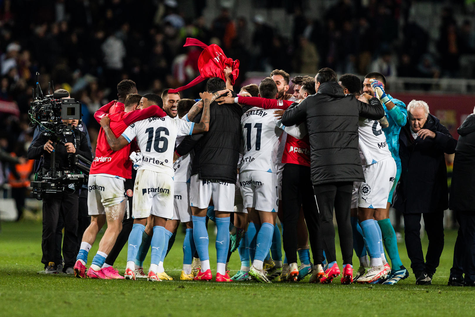 足球比赛激烈角逐，球员全情投入备战